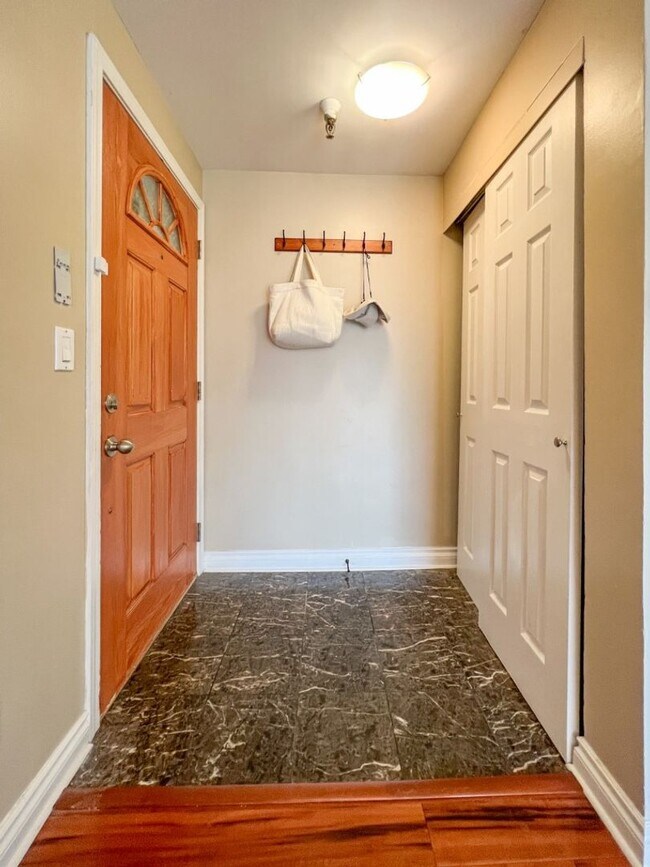 Building Photo - 2Bd/1.75Ba Seattle Condo