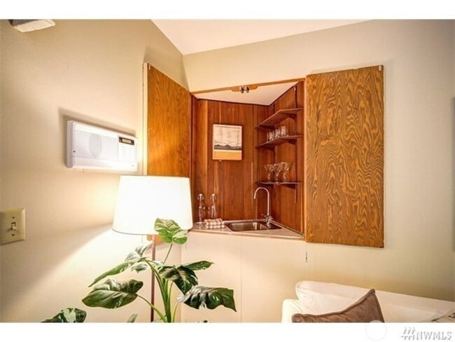 Building Photo - 3Bd/1.75Ba Seattle House