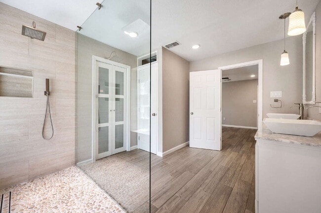 Building Photo - "Beautifully updated 3-Bed 2-Bath home Wit...