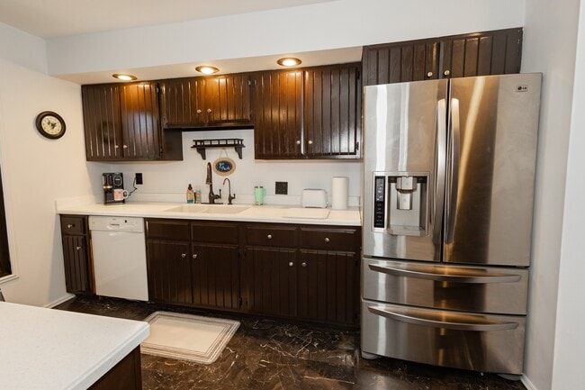 Building Photo - 3191 Sycamore Dr