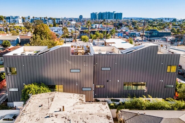 Building Photo - 2478 Penmar Ave
