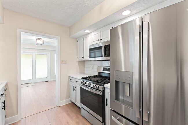 Building Photo - Beautiful renovated home in Schnitzelburg