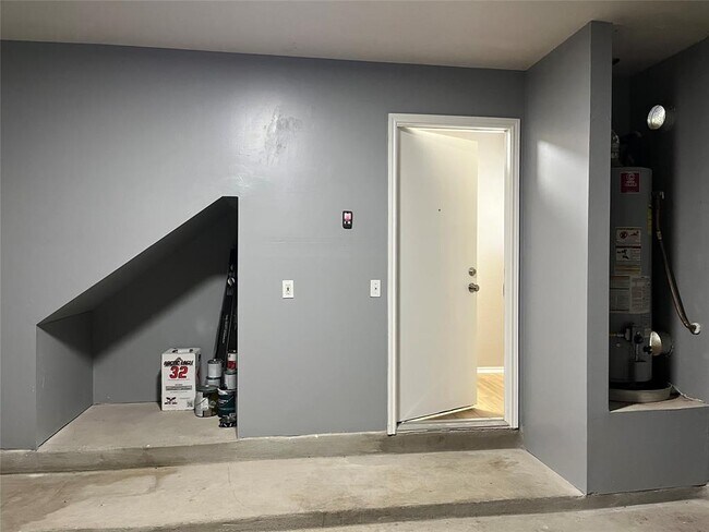 Building Photo - 15106 Chamberlain Ct