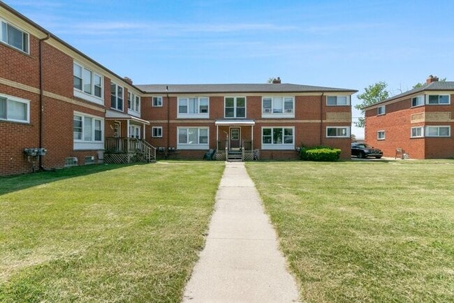 Building Photo - HUGE Updated Apartment with hardwood floors