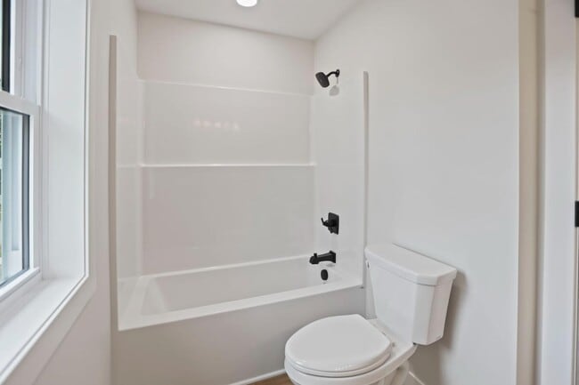 Building Photo - 614 6th St NW