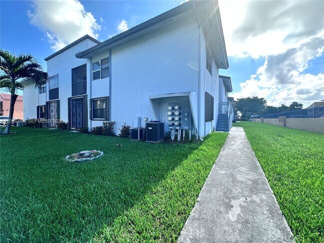 Building Photo - 2740 W 63rd Pl