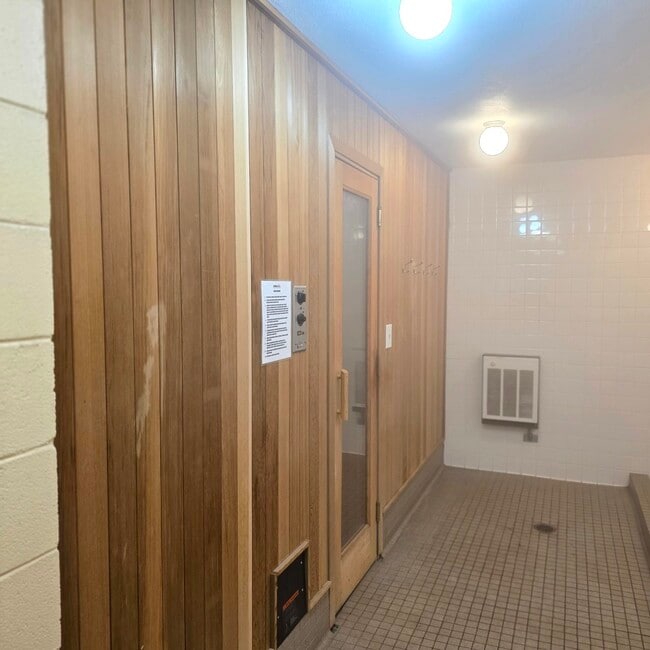 Building Photo - 6033 N Sheridan Rd