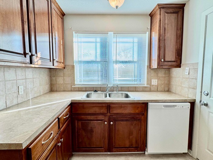 Building Photo - 202 E 6th St