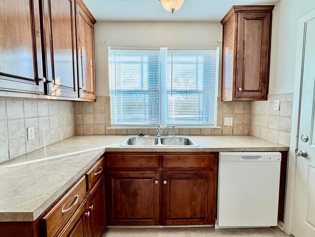 Building Photo - PROMO: Get HALF month’s rent free when you sign the lease TODAY! / 3 Bed, 1 Bath Home with Fenced...