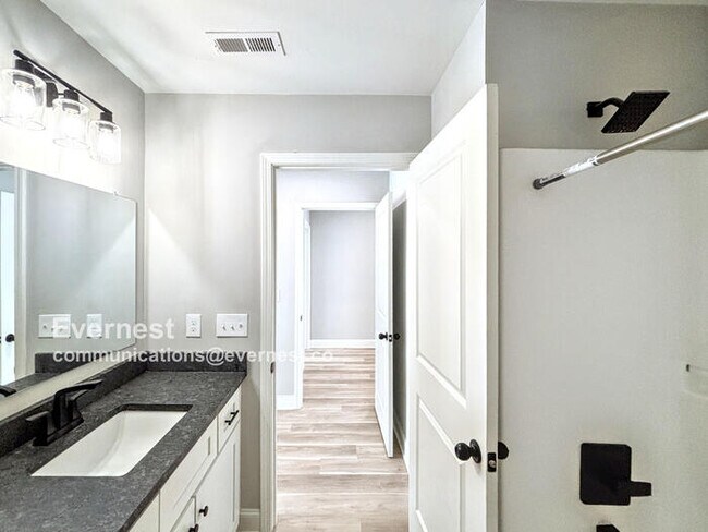 Building Photo - 3 Bed/2 Bath Townhome with Modern Features / Pet-Friendly / Available Now!