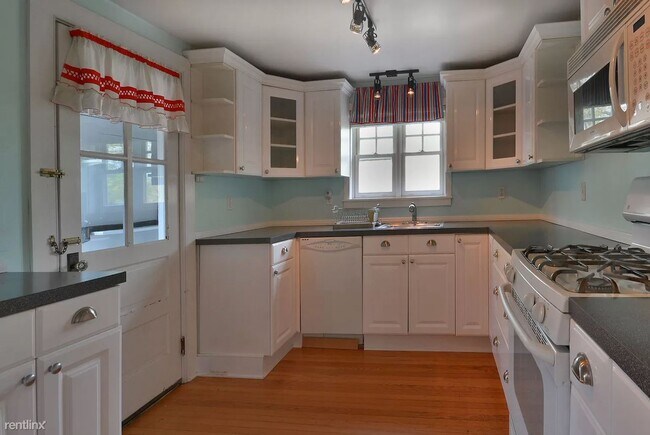 Building Photo - 2 br, 1 bath House - 8 Main St
