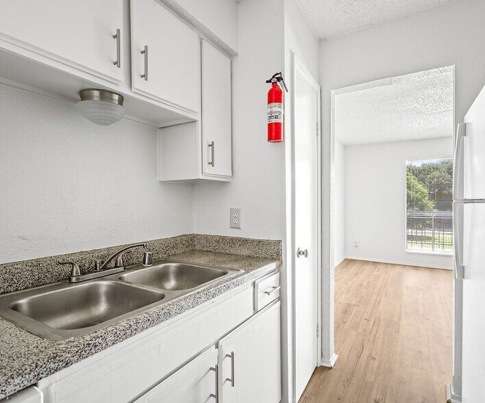 Building Photo - 2111 Holly Hall St