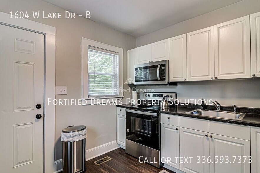 Building Photo - 1604 W Lake Dr