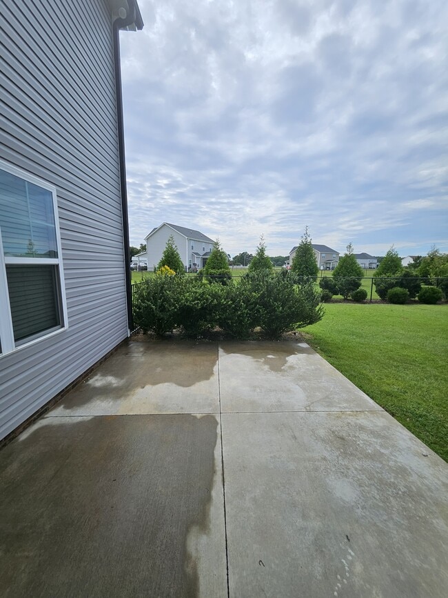 Building Photo - 105 Pinehurst Ln