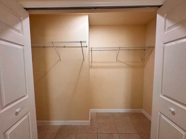 Building Photo - 906 SE 12th Terrace