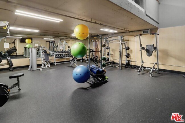 Building Photo - 10982 Roebling Ave