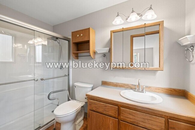 Building Photo - 3 Bed, 2 Bath Home in Wilsonville on a Cul...