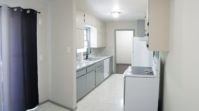 Building Photo - 3 bed 2 ba w Finished Basement + Garage - APPLY FREE!