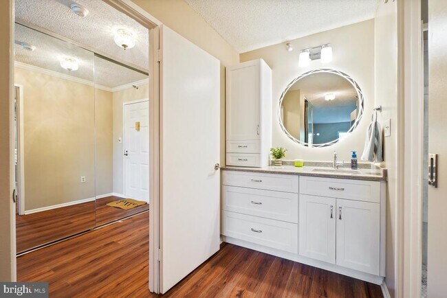 Building Photo - 15101 Interlachen Dr