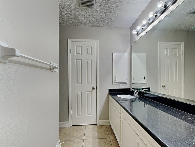 Building Photo - 6907 Foxside Ln