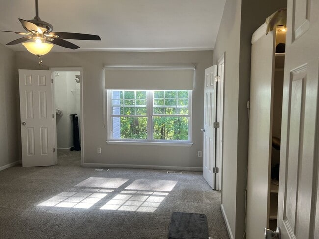 Building Photo - Beautifully updated townhome in Smithy Glen, Coventry!