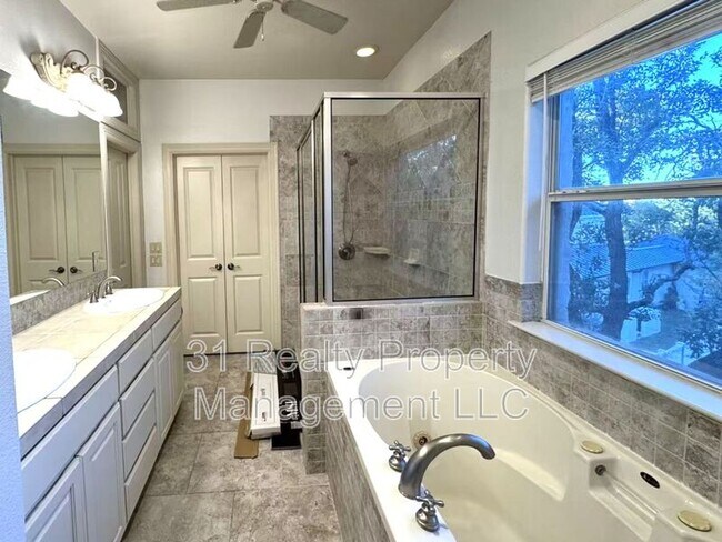 Building Photo - 7 Monarch Oaks Ln