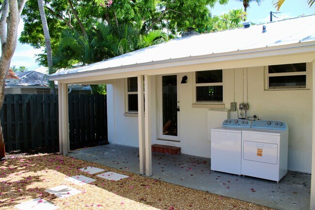 Building Photo - Fully Renovated 3/3 Northwood Home with Gu...