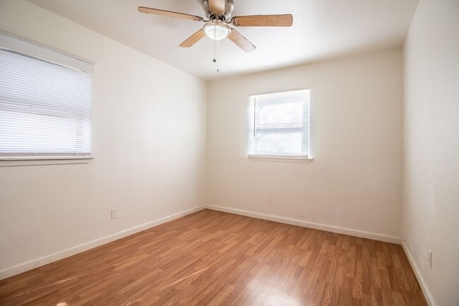 Building Photo - Great 3 Bedroom 1 Bathroom House