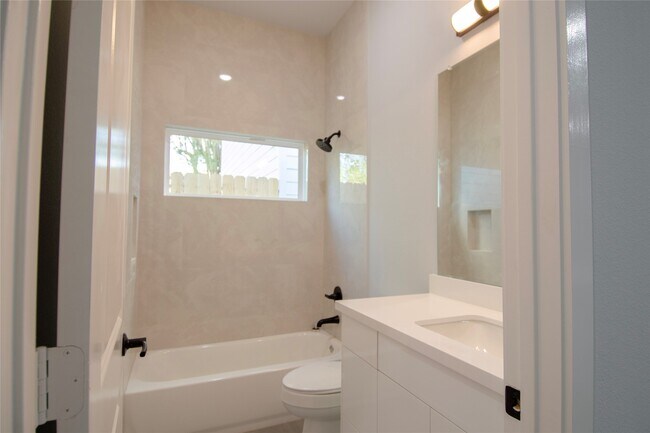 Building Photo - 2830 Mansfield St