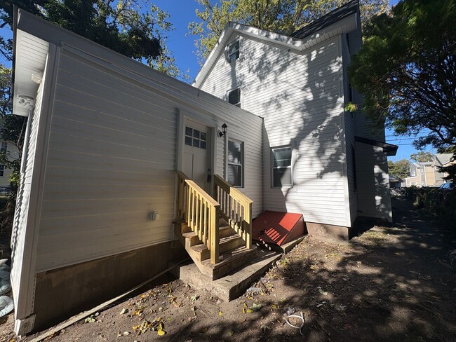 Building Photo - Beautiful, Newly Renovated 4 Bedroom 2 1/2...
