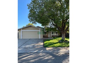 Building Photo - NOW AVAILABLE! Beautiful 3 Bedroom, 2 Bathroom Home Located in Ripon, CA