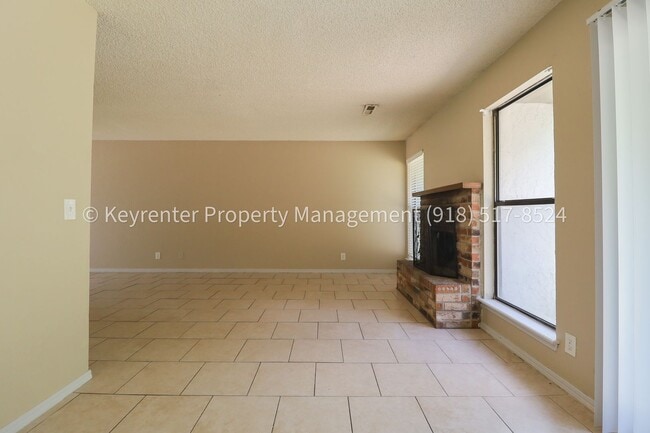 Building Photo - 4902 S Gum Ave
