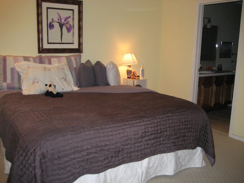 Master bedroom - 542 Peabody Sq