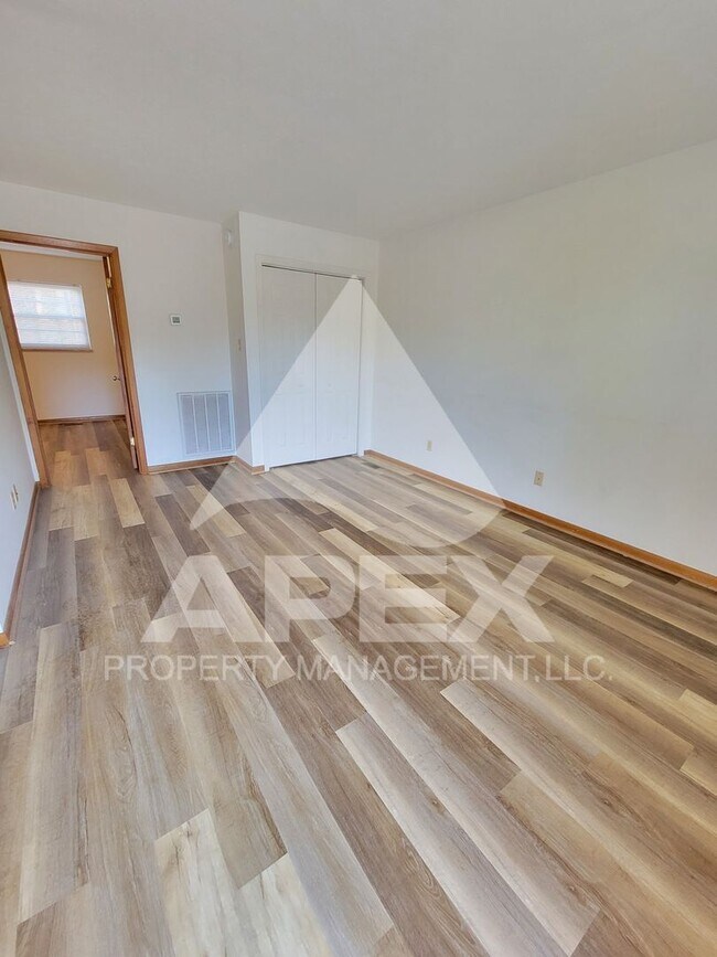 Building Photo - MOVE-IN SPECIAL, $1 RENT!! - Spacious Ground Floor 1 Bd - 1Ba Apartment in Fountain City! W/D Hoo...