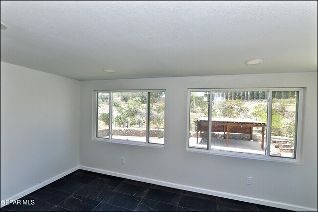 Building Photo - 529 Castlerock Ln