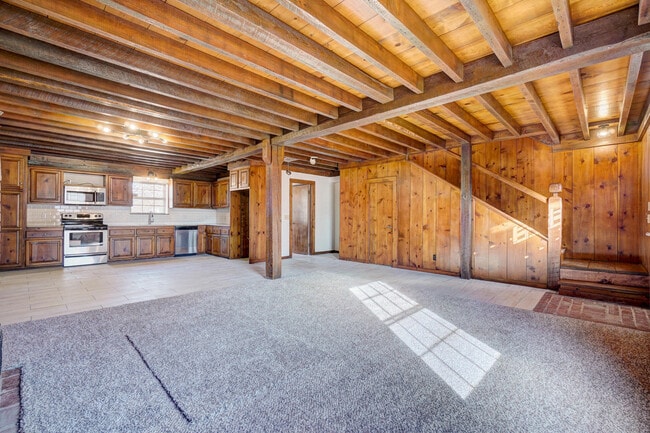 Building Photo - Beautiful 2 bed Ranch style home on 5 acres!