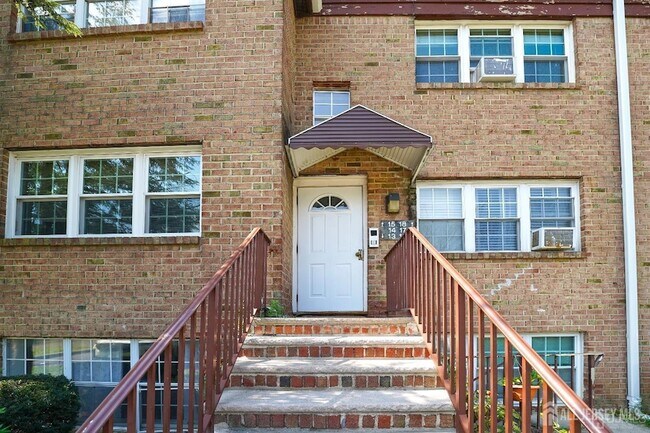 Building Photo - 18 College Dr