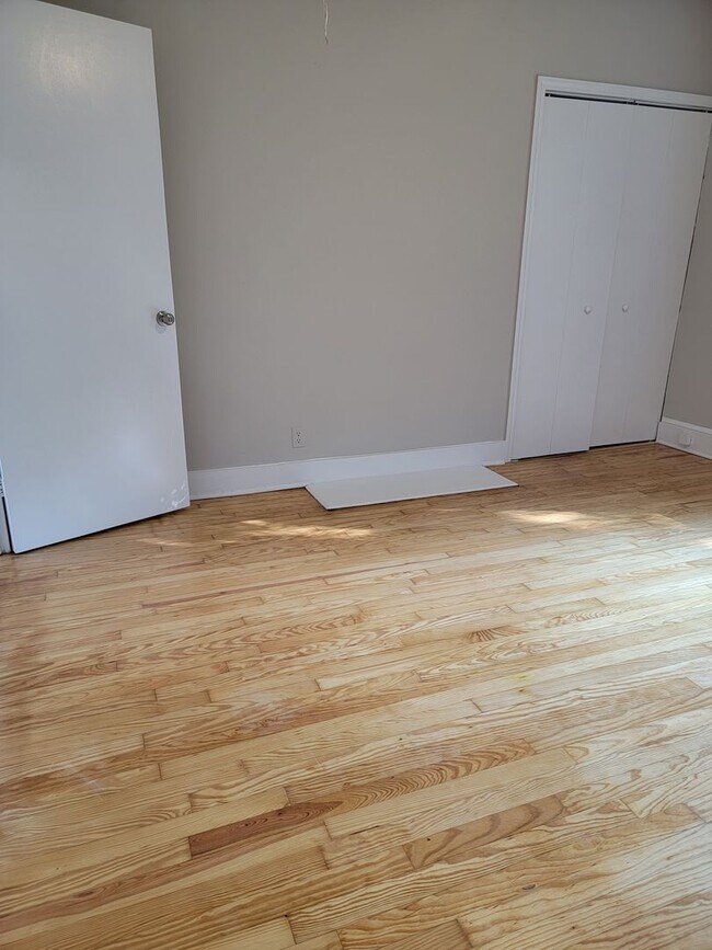 Building Photo - Complete remodeled 3 bedroom 1 1/2 bath home in Belmont!!