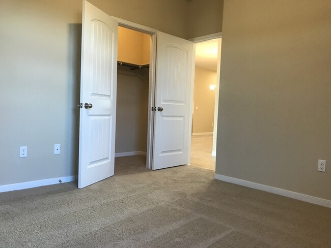 Building Photo - FIVE BEDROOM, THREE BATH 1-STORY HOME