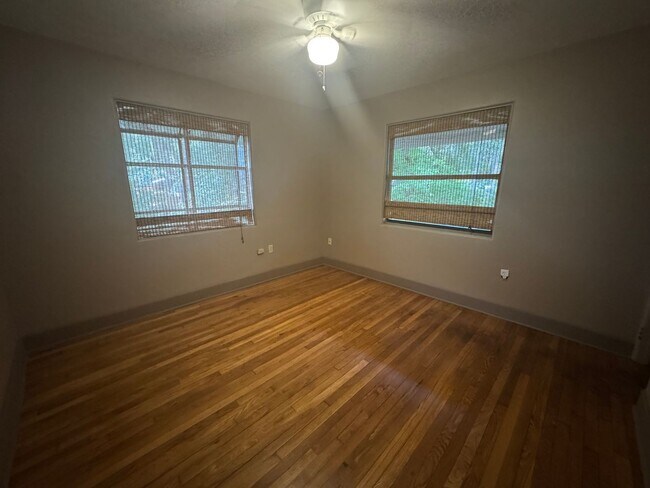 Building Photo - 6/3 within Walking Distance to Campus!!