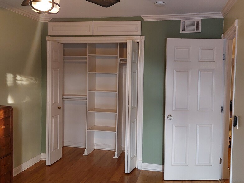 Building Photo - 927 S Downey Pl