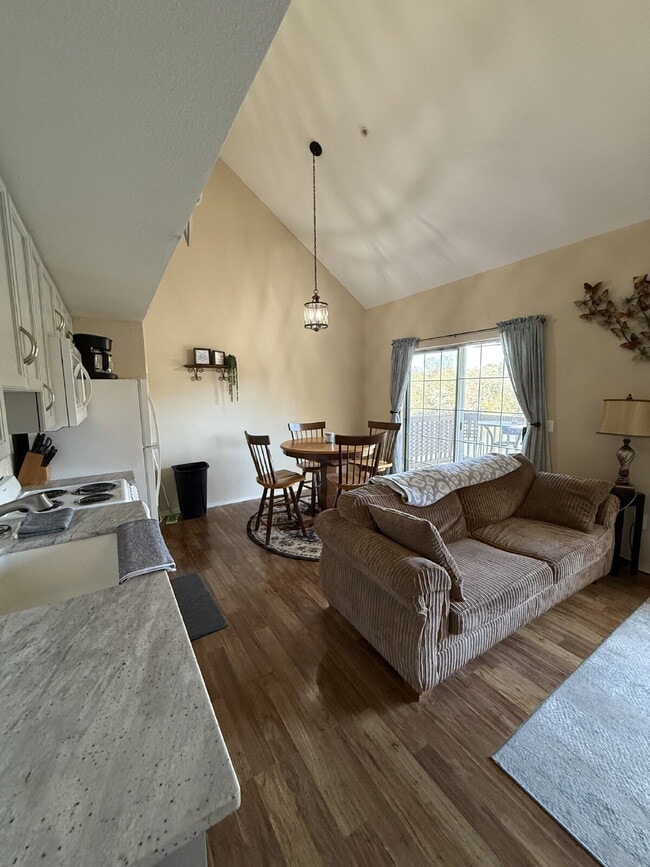 Building Photo - Penthouse Fully Furnished - Lakeview 2 Bedroom Condo