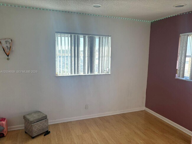 Building Photo - 1880 N Congress Ave