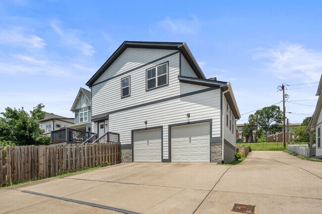 Building Photo - 2038 Straightway Ave