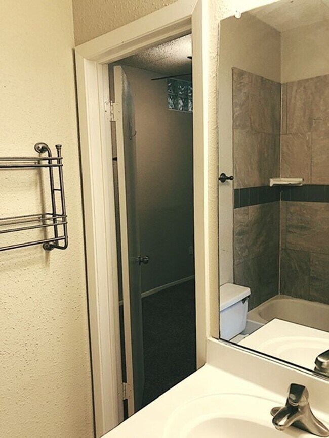 Building Photo - K215 - West University Place #301