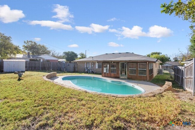 Building Photo - 907 Willow Brk St