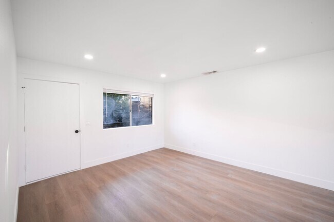 Building Photo - Brand New, Never-Lived-In 2BR/1BA Apartment in Clairemont — Fully Remodeled