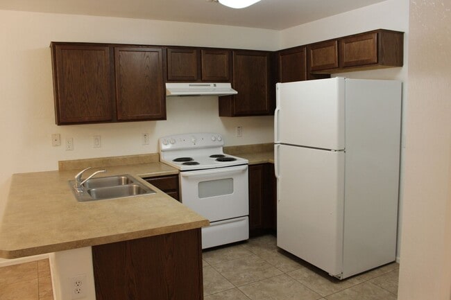 Building Photo - 4 bed 2.5 bath Magic Ranch Home