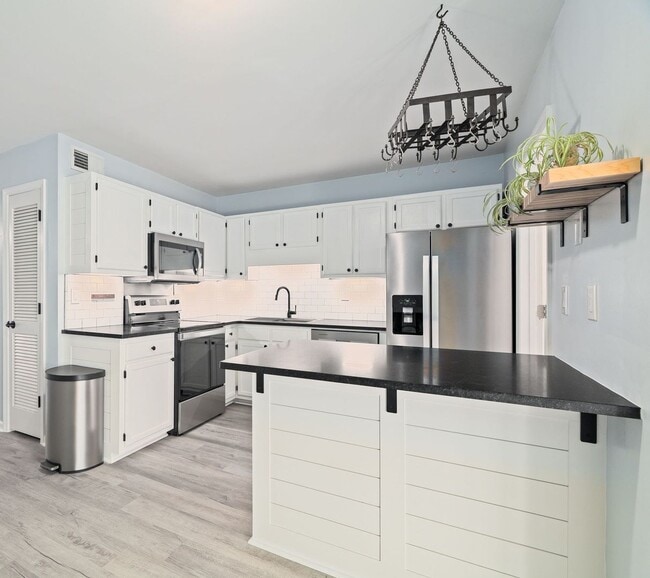 Building Photo - Modern Comfort on James Island!