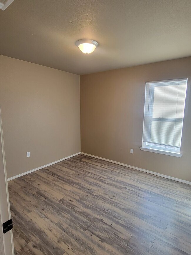 Building Photo - Newer section 8 approved